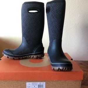 BRAND NEW WOMENS BOGS SIZE 9